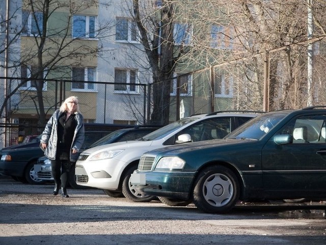 Grażyna Kazimierczuk, mieszkanka osiedla, też nie rozumie, dlaczego boisko zostało udostępnione na parking, choć przepisy na to nie pozwalają. Dla niej to jednak wygodne rozwiązanie, bo ma gdzie parkować auto. 