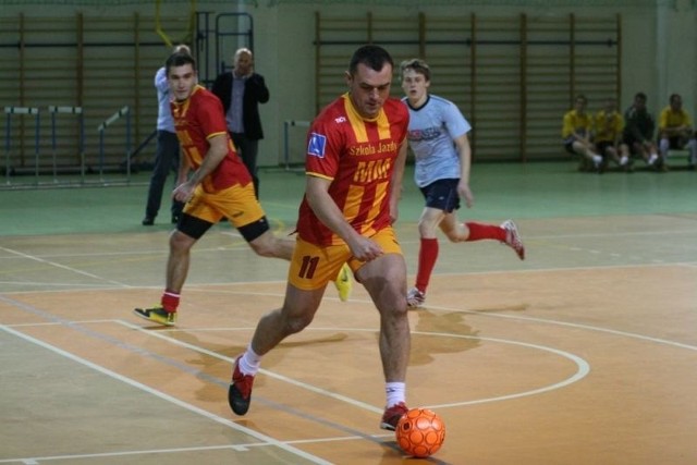 W akcji Grzegorz Piechna podczas piątkowego turnieju trójek w Kielcach.   