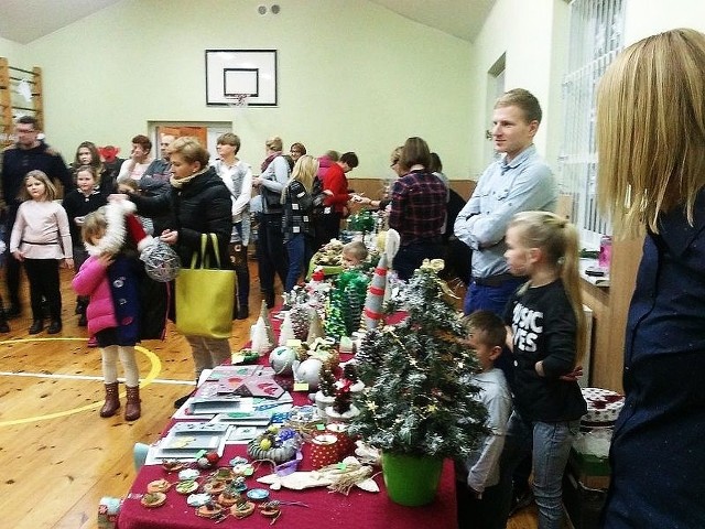 Co  roku w Szkole Podstawowej w Wiśniewie organizowany jest przez radę rodziców kiermasz świąteczny