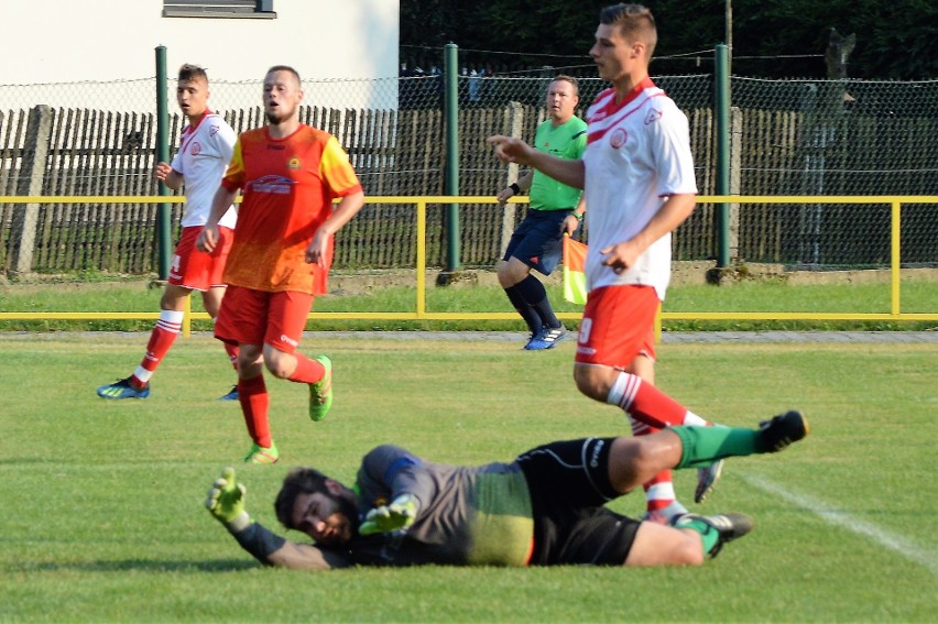 Regionalny Puchar Polski. Soła Oświęcim gromi w Malcu miejscową Zgodę. Filmowy gol Maksa Nowaka [ZDJĘCIA]