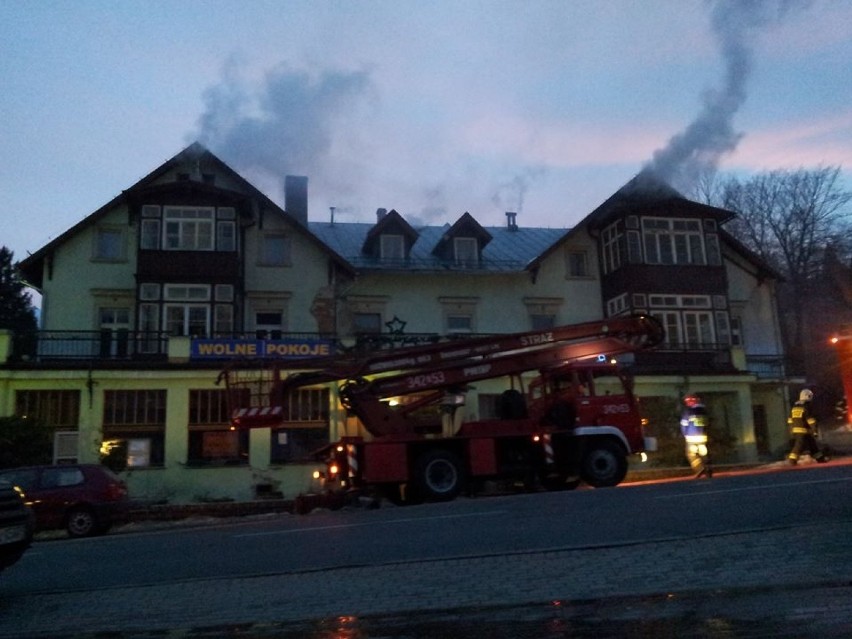 Ogromny pożar pensjonatu Chrobry w centrum Karpacza. Ogień gasiło 10 zastępów straży (ZDJĘCIA)