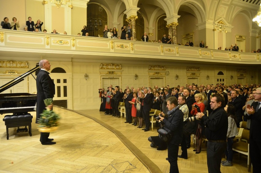 Publiczność zgotowała soliście, jubilatce i orkietrze owację...