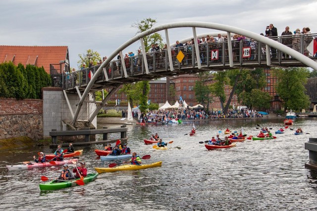 W sobotę w Bydgoszczy, w ramach imprezy Ster na Bydgoszcz odbyła się parada jednostek pływających na Brdzie. XI edycja Festiwalu Wodnego Ster na Bydgoszcz rozpoczęła się w piątek i potrwa do niedzieli. To wielka atrakcja dla miłośników sportów wodnych, amatorów żeglarstwa i mieszkańców Bydgoszczy. Na Festiwal Ster na Bydgoszcz corocznie przybywają wodniacy z całego regionu, kraju, a także zza granicy.Zapraszamy do obejrzenia zdjęć!Zobacz: Ewolucja mundialowych piłek