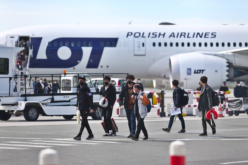 Do Wrocławia przyleciało 200 Koreańczyków. Nie przejdą kwarantanny?