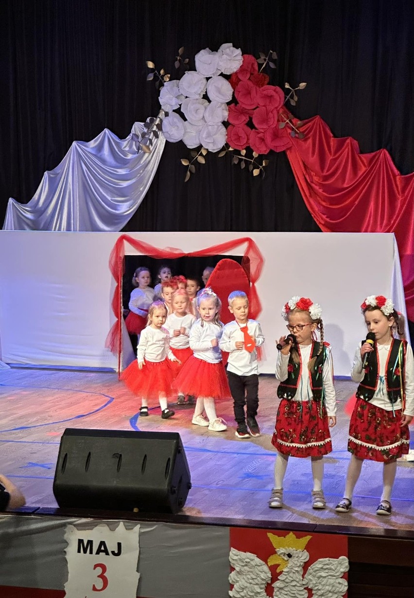 Przedszkolaki z Happy Kids w Opatowie i Dziecięcy Raj w Kobylanach przygotowały występ o majowych świętach. Zobacz zdjęcia i wideo