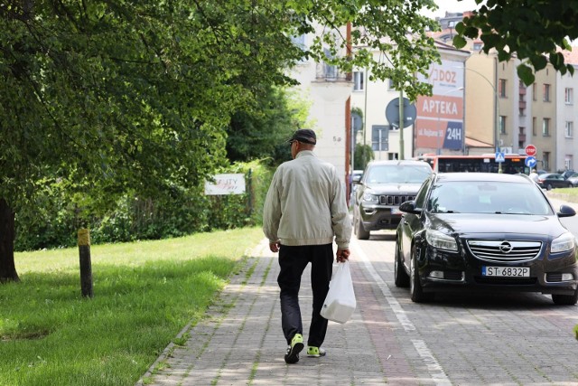 Przeprowadziliśmy obliczenia, aby zobaczyć, jak sugerowana waloryzacja kwotowa i procentowa wpłynie na wypłaty emerytów, uwzględniając najbliższy rok. Wyliczenia na kolejnych slajdach naszej galerii.