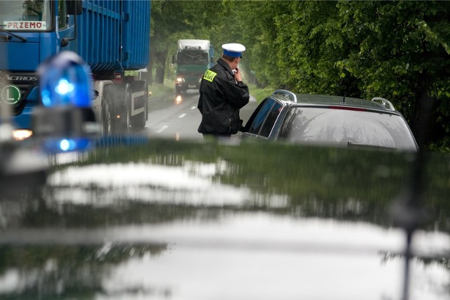 Kontrola prędkości na drodze. Zdjęcie ilustracyjne