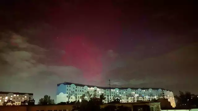 Zdjęcie zorzy polarnej zrobione w piątek (11 maja) na Bałutach w Łodzi
