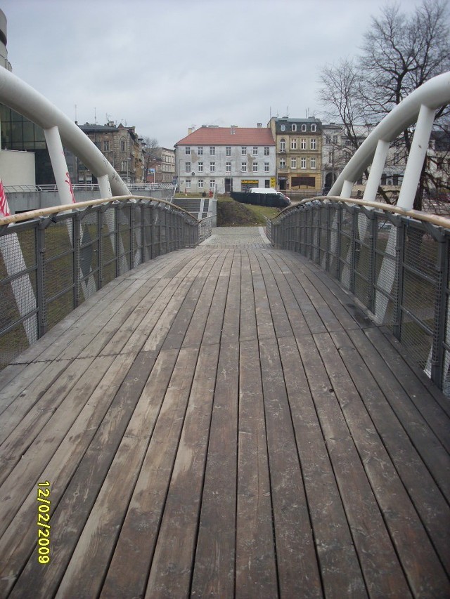 Deski zostały zabezpieczone przed wilgocią przez zanurzanie w impregnacie