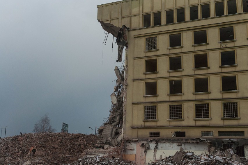 Kraków. Ruszyło wyburzanie budynku Elbudu. To tam działała kiedyś kultowa giełda komputerowa [ZDJĘCIA]