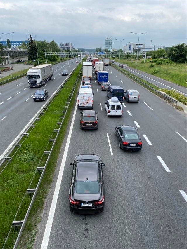 Zderzenie samochodów na A4 w Katowicach stało się przyczyną korka na autostradzie Zobacz kolejne zdjęcia. Przesuwaj zdjęcia w prawo - naciśnij strzałkę lub przycisk NASTĘPNE