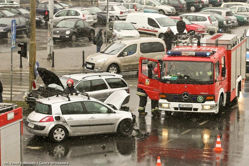 Wrocław: Wypadek na Legnickiej, dwie osoby ranne (ZDJĘCIA)