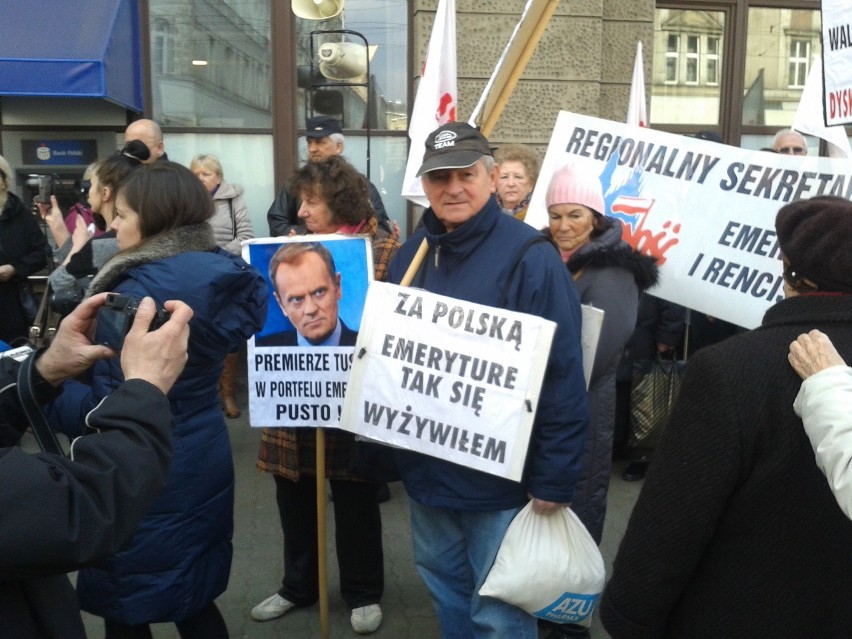 Zablokowana ulica Piłsudskiego. Trwa protest emerytów i...