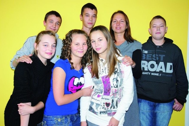 Uczniowie z Publicznego Gimnazjum w Piątnicy oraz ich opiekunka Ilona Anna Zabielska (pierwsza z prawej) już przygotowują swoją akcję