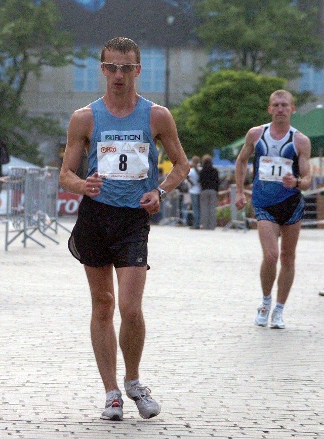 Lekkoatleta z Nowej Dęby Grzegorz Sudoł (z nr 8) był blisko podium w Meksyku