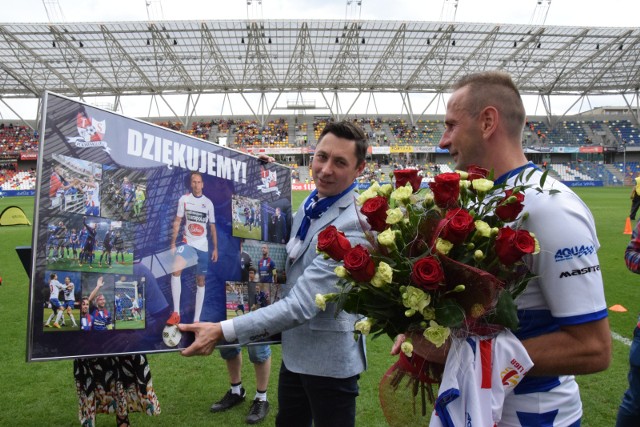 Tomasz Mikołajko i Marek Sokołowski podczas pożegnania kapitana Podbeskidzia latem 2017 roku