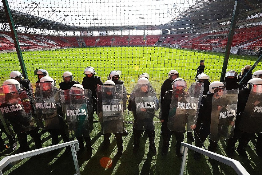 Widzew Łódź. Duże siły policyjne w okolicach stadionu Widzewa. Trwają policyjne ćwiczenia! [FOTO]