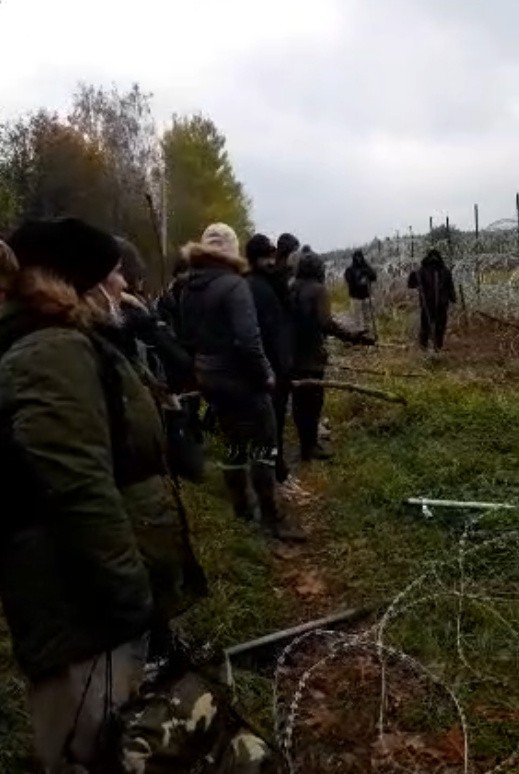 Szturm na granicy polsko-białoruskiej. Imigranci próbują sforsować zasieki! Słychać okrzyki: „Niemcy, Niemcy” [ZDJĘCIA, WIDEO]