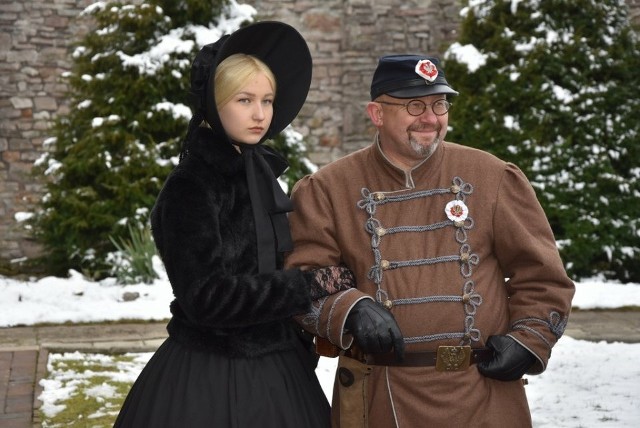 Kandydat na burmistrza Pierzchnicy Romuald Sadowski podczas rekonstrukcji historycznej w Chęcinach, z córką Marią. Zobaczcie kolejne fotografie z jego prywatnego albumu.