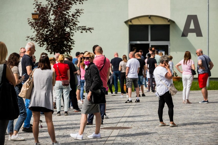 Wariant Delta rozprzestrzenia się głównie wśród...