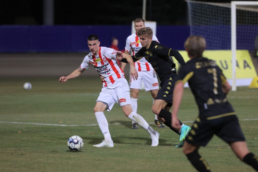 Resovia - Widzew 1:0. Zobacz na zdjęciu wpadkę widzewskiego bramkarza. Kosztowny błąd Jakuba Wrąbla