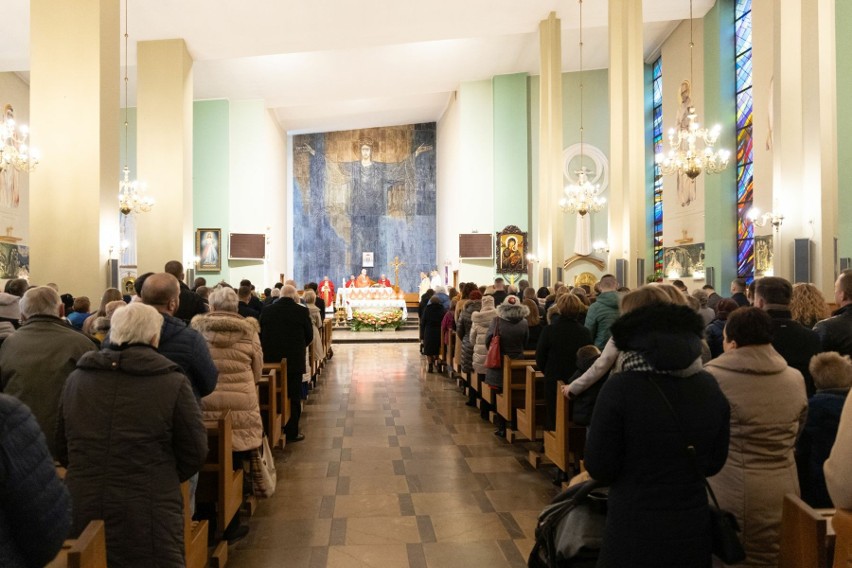 Ważna uroczystość w parafii Chrystusa Króla w Kielcach. Młodzież przyjęła sakrament bierzmowania. Udzielił go ksiądz biskup Marian Florczyk