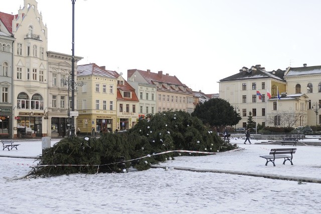 Rok temu przez Polskę przechodził orkan Ksawery,  silny wiatr przewrócił m.in choinkę na bydgoskim Starym Rynku.