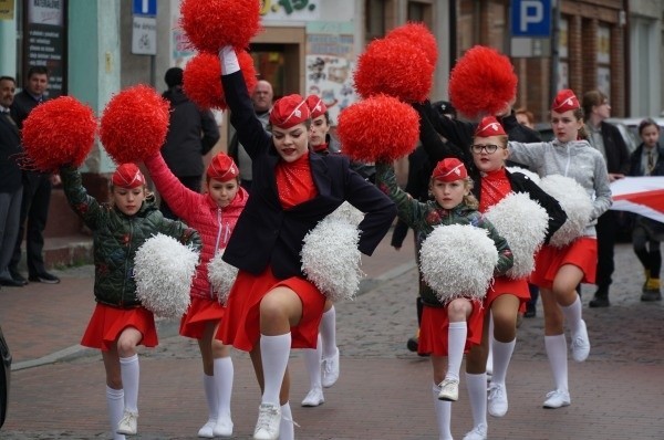 Przemarsz na plac Wolności poprowadziła utalentowana tanecznie grupa mażoretek w biało-czerwonych strojach i pomponami w dłoniach. Ich widowiskowe pokazy zawsze wzbudzają zachwyt i podziw obserwujących mieszkańców