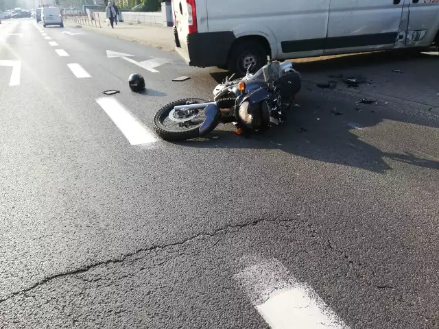 Do kolizji motocyklisty z busem doszło w czwartkowe popołudnie na ulicy Franciszkańskiej w Koszalinie. Na szczęście zderzenie okazało się niegroźne w skutkach. Jak nas poinformował oficer dyżurny koszalińskiej komendy patrol drogówki został wycofany z dojazdu na miejsce kolizji. Zobacz także: Świdwin: Wypadek na skrzyżowaniu między miejscowościami Ciechnowo i Jastrzębniki. Autobus zderzył się z osobówką