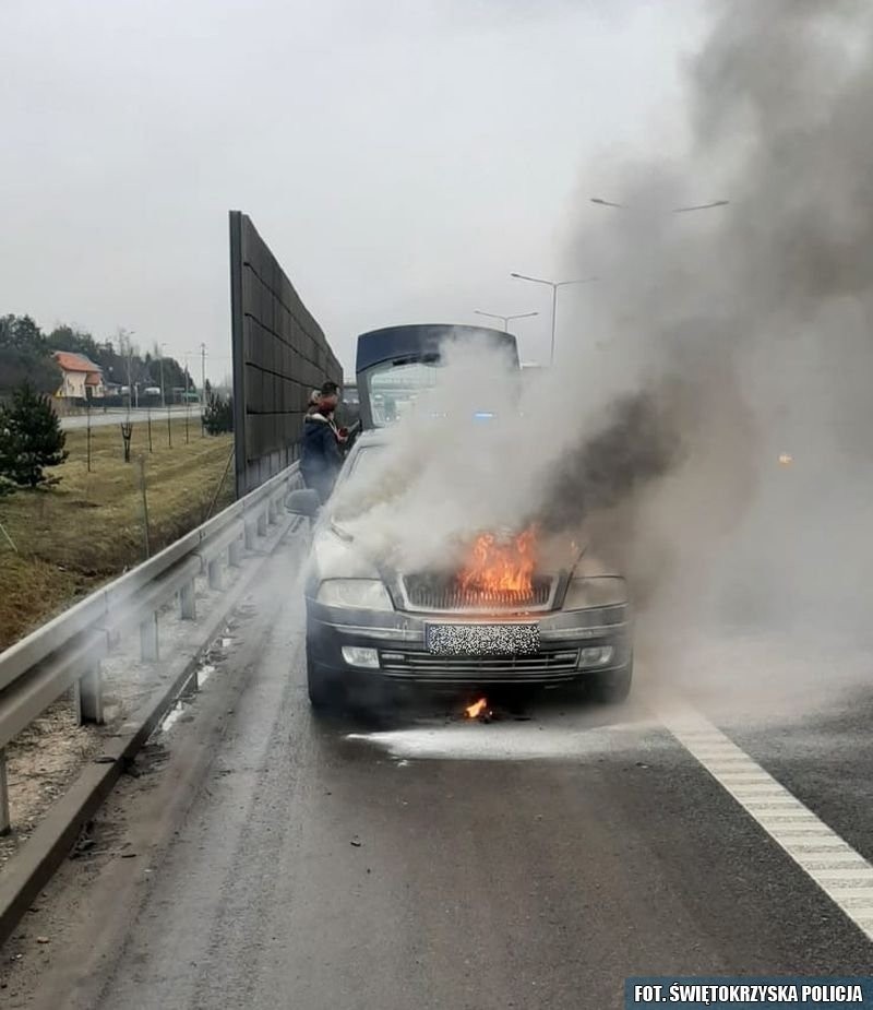Policjanci z Kielc gasili samochód na trasie pod Warszawą [ZDJĘCIA]