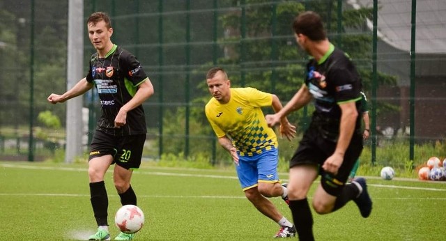 W sobotnim meczu kontrolnym Star Starachowice pokonał na własnym terenie Stal Kunów 2:0. Bramki zdobyli Karol Kopeć w w 60 minucie z karnego i Emil Gołyski. Mecz ten odbył się na boisku ze sztuczną murawą w Starachowicach przy ulicy Szkolnej 14.Star, dla którego był to pierwszy sparing, zagrał w następującym składzie: Dawid Pocheć, Artur Kidoń, Kacper Błaszczyk, Bartosz Gębura, Wiktor Śmigielski, Jakub Błażejewski, Emil Gołyski, Stanisław Sarwicki, Filip Anduła, Karol Kopeć, Mariusz Fabjański oraz Dominik Dziułka, Hubert Białczak, Kacper Borkowski, Patryk Kosztowniak, Kryspin Kutera,  Klaudiusz Marzec, Dawid Płatek(dor)