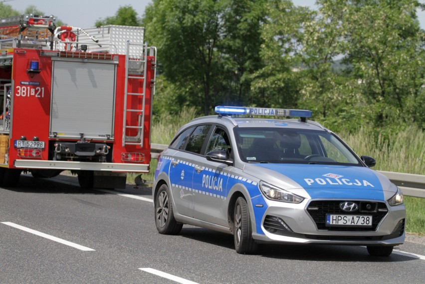 Wypadek w miejscowości Łążek. Krajowa "dziewiątka" była całkowicie zablokowana. Ciężarna kobieta i 7-letnie dziecko ranni