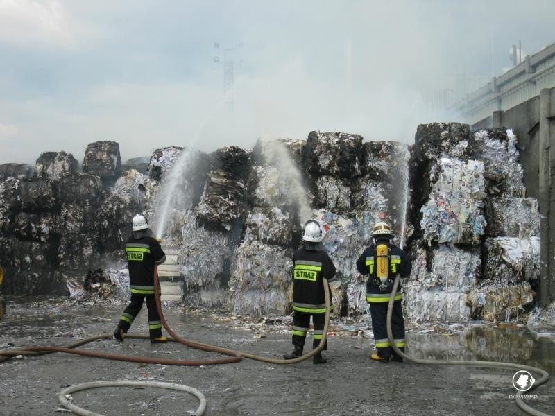 Pożar składowiska makulatury w Metsa Tissue w Krapkowicach.