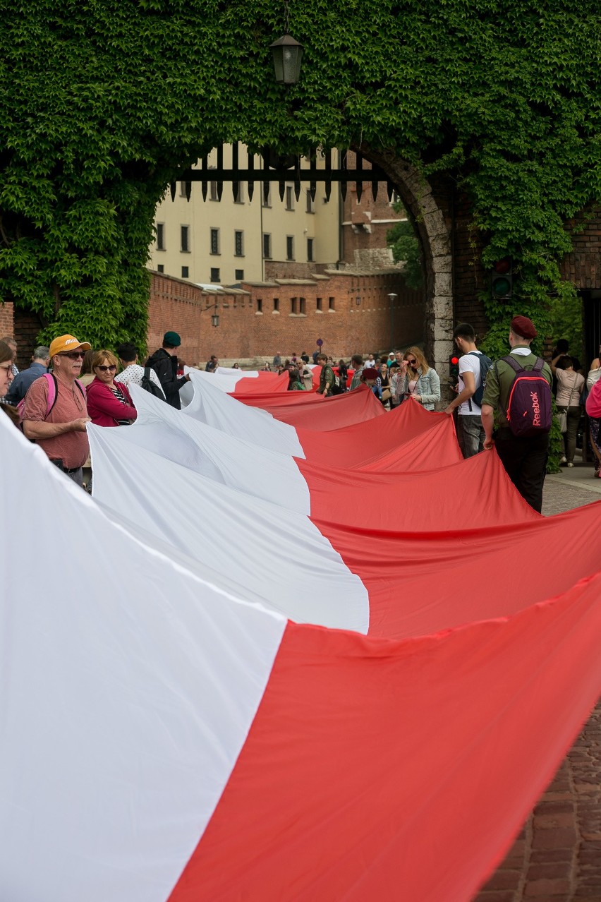 Kraków pobił rekord długości biało-czerwonej flagi [ZDJĘCIA, WIDEO]