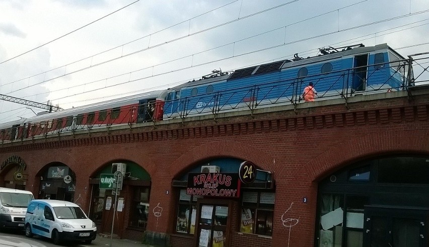 Pociąg stanął w centrum Wrocławia. Pasażerowie wracali torami na Dworzec Główny (ZDJĘCIA) 