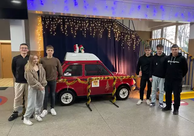 W tym roku w Zespole Szkół Samochodowych  w Nowym Sączu stoi świąteczny Fiat 126p- popularny maluch. Kultową czerwoną maszynę przyzdabiają złote łańcuchy i światełka. To oryginalny pomysł uczniów
