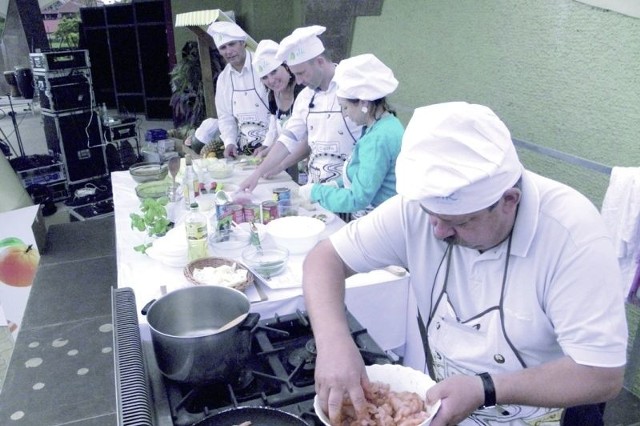 Kurczaka po brazylijsku przygotowali dla widzów (od prawej): Bogusław Wisowaty, Irena Markowska, Tomasz Andrukiewicz, Ewa Awramik i Artur Urbański.