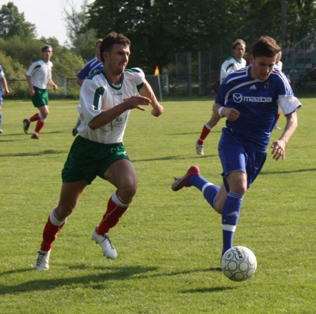 Adrian Ziętek (z prawej) zdobył w Karczewie honorowego gola dla Broni.