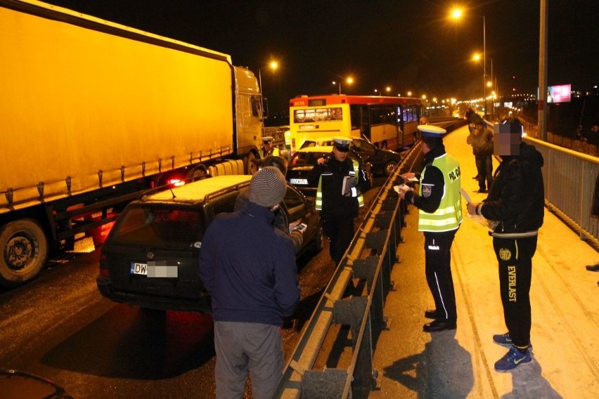 Szklanka na ulicach Wrocławia. Dwa karambole, w których zderzyło się 19 pojazdów