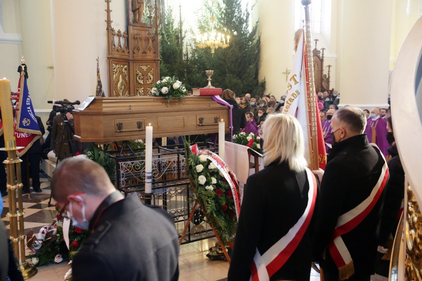 Tłumy na pogrzebie ks. infułata Jana Pęzioła w Wąwolnicy. Był egzorcystą i kustoszem Sanktuarium Matki Bożej Kębelskiej. Zobacz zdjęcia