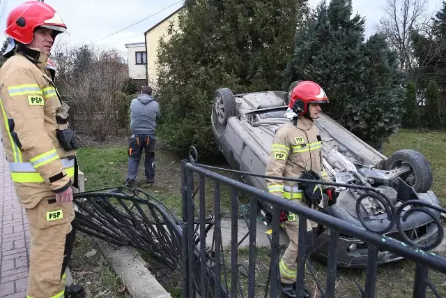 W Rykoszynie w powiecie kieleckim doszło w piątek po godzinie 12 do wypadku.- Pierwsze ustalenie wskazywały, że 39-latka jadąca seatem w kierunku miejscowości Skałka, na łuku drogi straciła panowanie nad kierownicą - informował sierżant sztabowy Maciej Ślusarczyk z zespołu prasowego Komendy Wojewódzkiej Policji w Kielcach. Samochód uderzył w ogrodzenie, zniszczył cztery jego przęsła, po czym do góry kołami zatrzymał się na prywatnej posesji. Kierująca została przewieziona do szpitala.>>> ZOBACZ WIĘCEJ NA KOLEJNYCH ZDJĘCIACH 