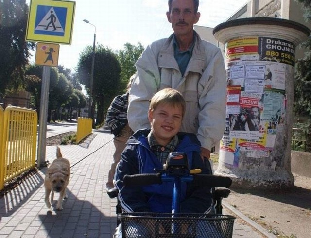 Sebastian Jeżewski wraca do domu z tatą. Chłopiec nie nauczył się jeszcze obsługi wózka, ale tata ma nadzieję, że syn szybko te umiejętności opanuje