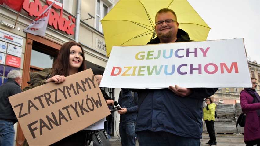 Protest przed biurami posłów PiS w Lublinie przeciw zaostrzaniu ustawy antyaborcyjnej. "Zatrzymamy fanatyków" (ZDJĘCIA, WIDEO)