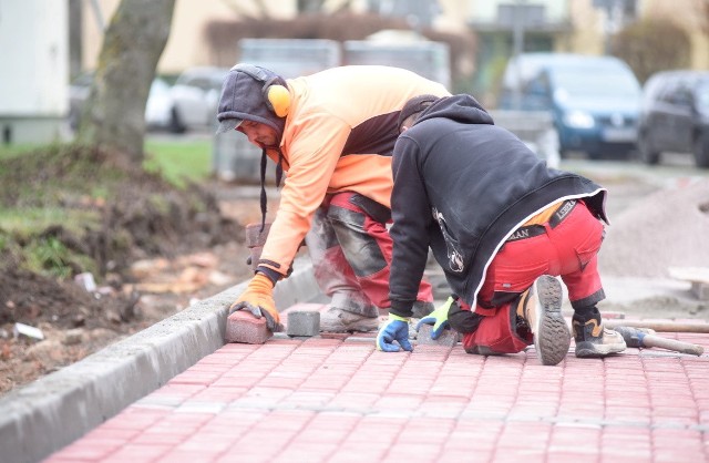 Trwa remont ulicy Konopnickiej w Gubinie. Powstają miejsca parkingowe, na które okoliczni mieszkańcy czekali bardzo długo.