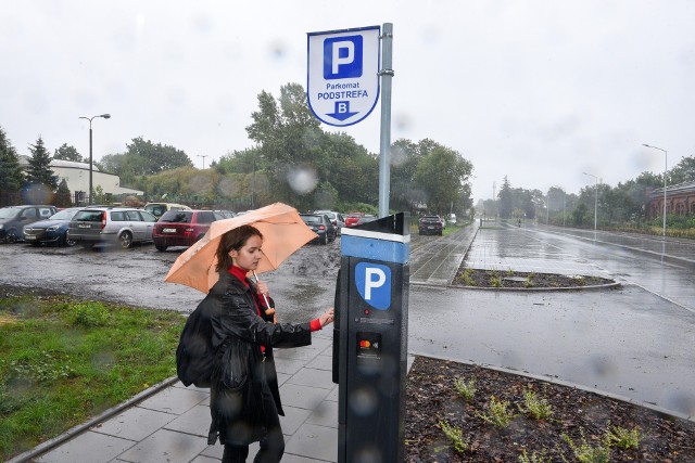 Od stycznia 2024 roku więcej zapłacimy za postój w Strefie Płatnego Parkowania B, a także SPP A oraz w Śródmiejskiej Strefie Parkowania. Opłaty mają rosnąć co 12 miesięcy, by m.in. zachęcić do korzystania z autobusów i tramwajów oraz parkingów park&ride