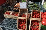 Ceny owoców i warzyw na stalowowolskim targu. Po ile truskawki? [ZDJĘCIA]