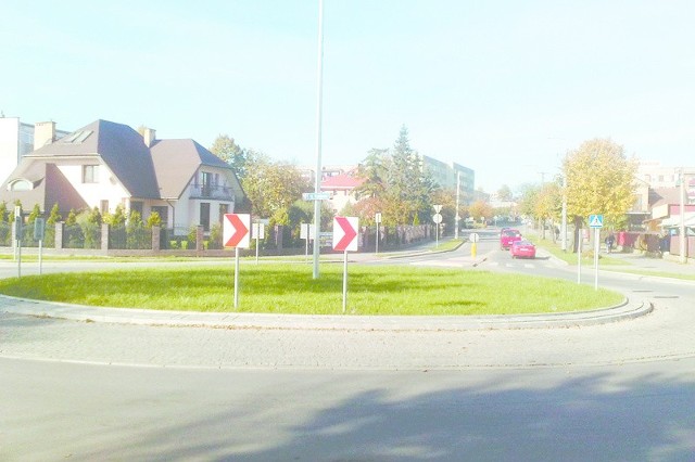 Rondo na skrzyżowaniu ulic Kolejowej i Wyszyńskiego zostało oddane do użytku w połowie lipca, ale wciąż nie ma nazwy.