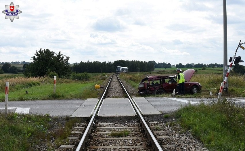 Wypadek na przejeździe kolejowym. Kierowca volkswagena wjechał pod szynobus 