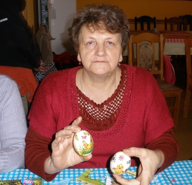 Teresa Moeller z Lińska pokazuje ozdobione pisanki.