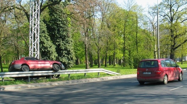 Daewoo lanos wypadł z drogi, dachował i wpadł na barierkę